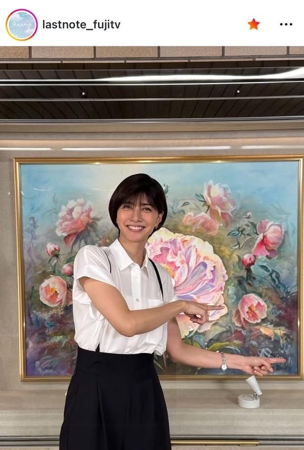 【写真】絵画の前で…内田有紀、白シャツ姿で“指さし”ポーズのオフショット
