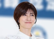 絵画の前で…内田有紀、白シャツ姿で“指さし”オフショットに「ナチュラルで美しい」＜ラストノート＞