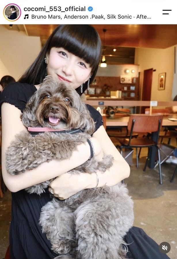 【写真】Cocomi、黒Tシャツのシンプルコーデで愛犬を抱きしめるプライベートショット