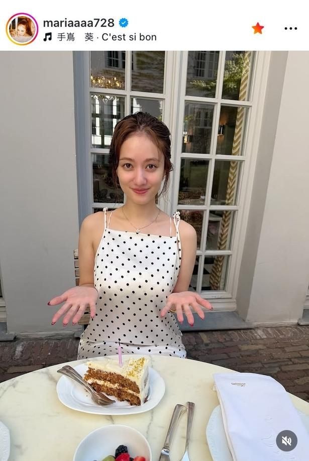 【写真】谷まりあ、“ノースリーブ”ドット柄ワンピ姿で誕生日ショット