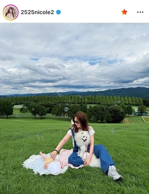 【写真】藤田ニコル、芝生で愛犬と子どもを見守る姿