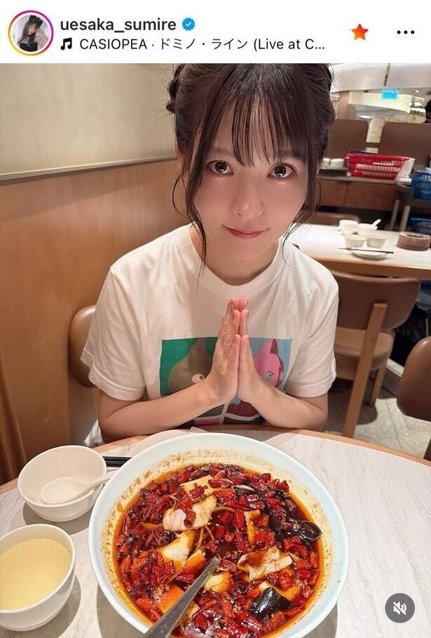 【写真】辛味料理を前にキュートさ炸裂…上坂すみれ、両手合わせた姿