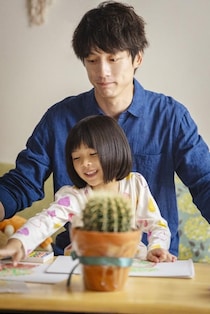 坂口健太郎演じる天涯孤独の青年が“家族”の温もりに触れていく…映画「私はあなたを知らない、」場面カット公開
