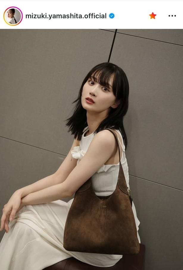 【写真】山下美月、“ノースリーブ”白ワンピのコーデ