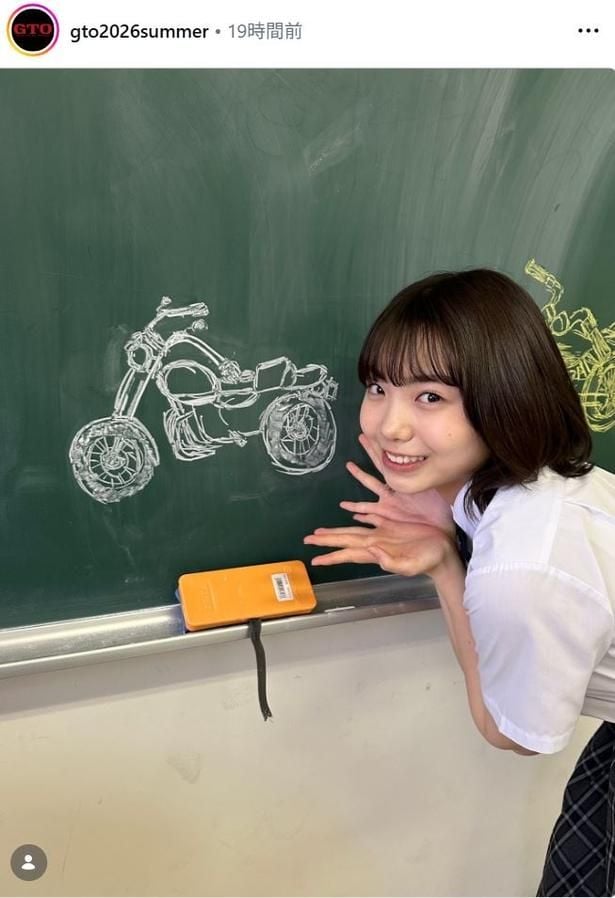 【写真】稲垣来泉、黒板のデッサンをカメラにアピールするオフショット