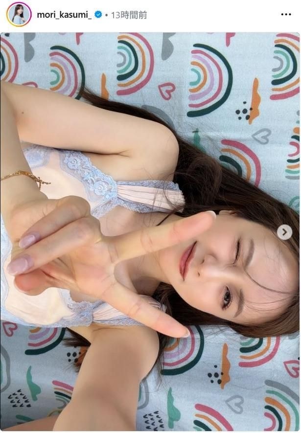 【写真】ピクニックで仰向け自撮り…森香澄のリラックスショット