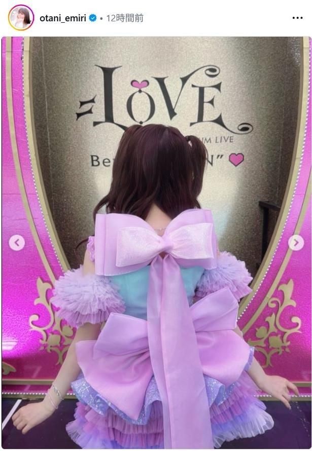 【写真】=LOVE・大谷映美里、大きなリボンが特徴のバックスタイル