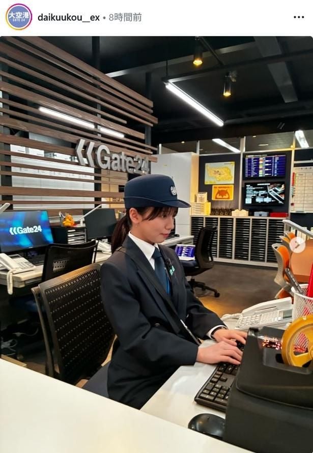 【写真】齊藤京子、デスクに向かう真剣な表情のソロショット