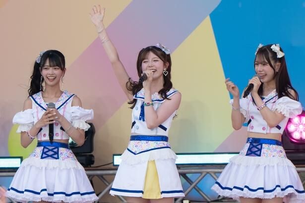 8月2日に21歳になった坂下真心(中央)