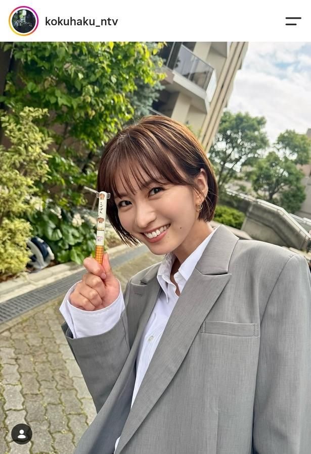【写真】岡崎紗絵、ペンを持つ表情がかわいいスマイルショット