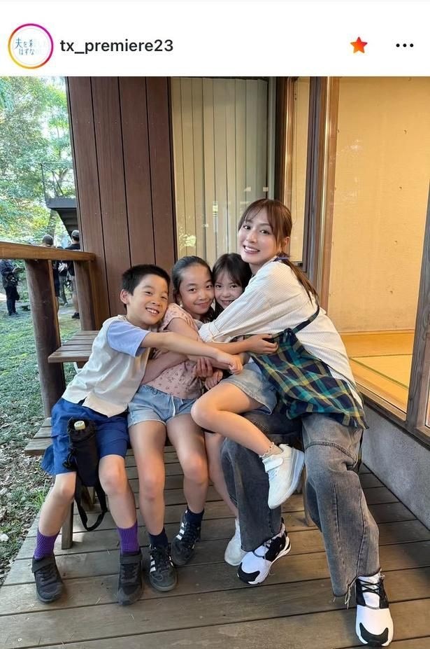【写真】内田理央、園児3人と密着した1枚