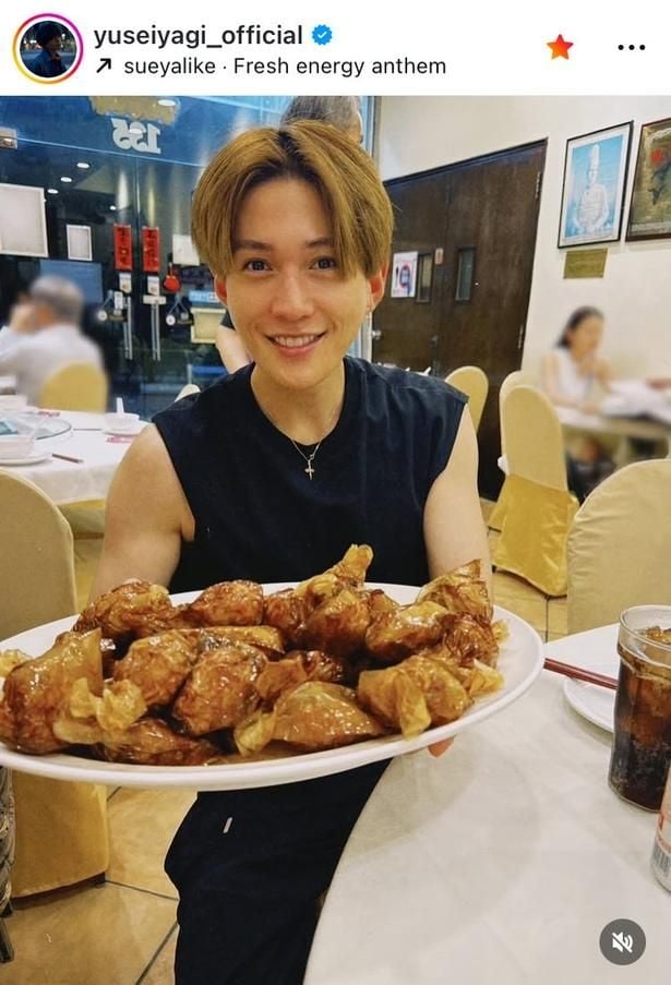 【写真】八木勇征、料理の大皿を掲げた黒ノースリーブ姿