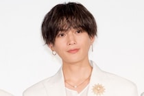 「かわいいとカッコイイのギャップヤバい」…八木勇征、料理の大皿を掲げた黒ノースリーブ姿に称賛の声
