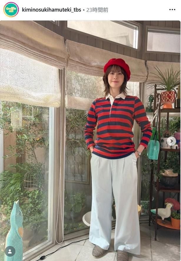 【写真】松本若菜、赤いベレー帽×ボーダートップスの画伯コーデ