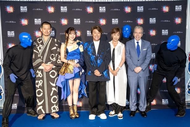 (左より)ブルーマン、手塚マキ氏、鈴木愛理、近藤真彦、高島礼子、ブルーマン、デーブ・スペクター、ブルーマン
