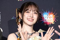 鈴木愛理、ブルーマングループとコラボで「I FEEL LOVE」を歌唱「自分が歌う日が来ると思ってなかった」