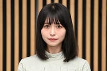 グレーのトップス&黒のロングスカート…長濱ねる、スタイリッシュなモノトーンコーデのオフショ公開