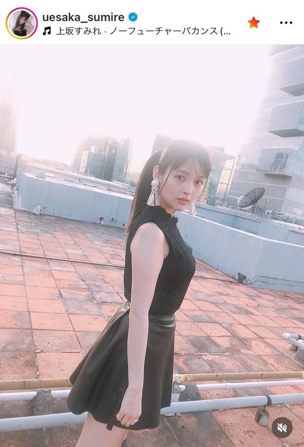 【写真】上坂すみれ、黒の“ノースリーブ”で見せた屋上の美顔