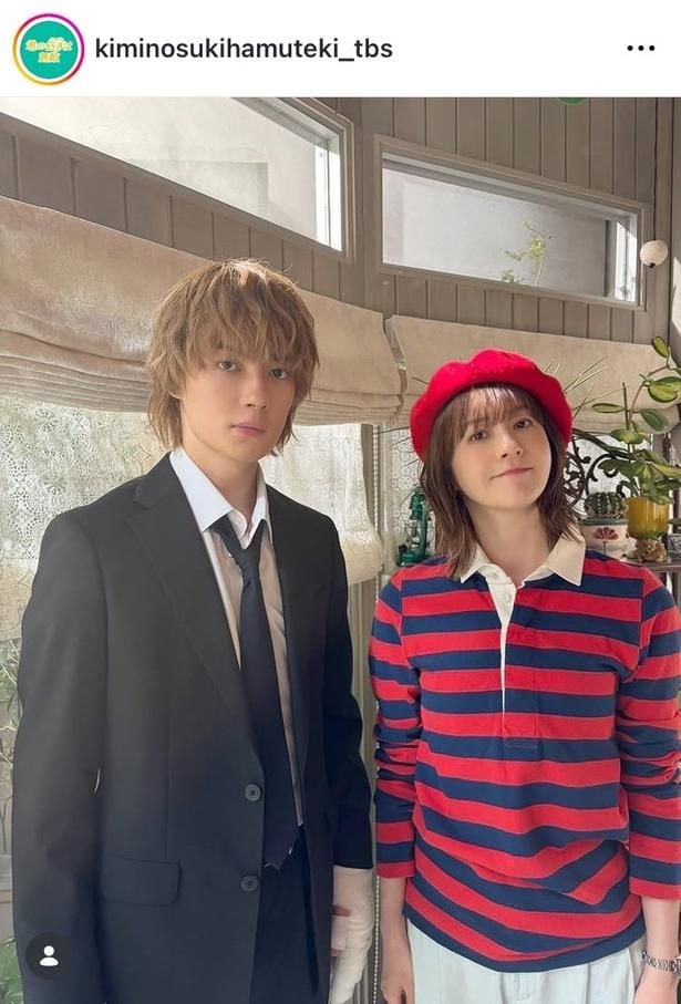 【写真】赤い帽子の松本若菜とスーツの佐野勇斗、“美男美女”姿