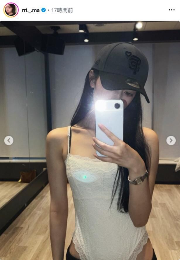 【写真】NiziU・RIMA、黒キャップ×白キャミのスタイルの良さが際立つ装い
