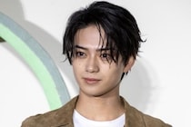 黒の“ノースリーブ”が凄みを放つよう…岩瀬洋志、デニム姿に「超かっこいい」「夢中です」とファン称賛