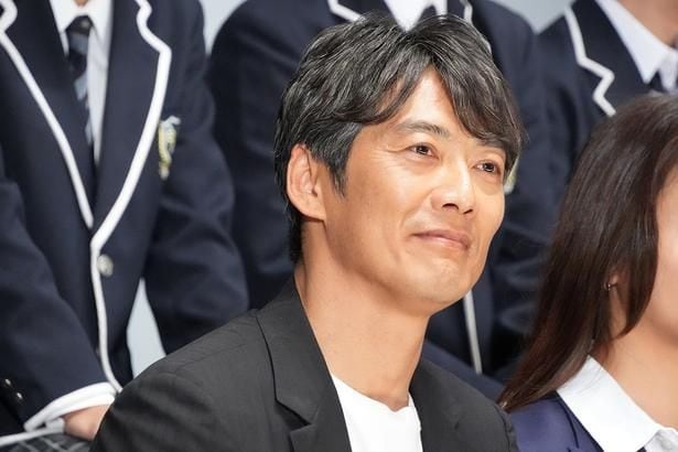 反町隆史、工藤阿須加&生徒らと一列に並んで本棚からのぞき込むオフショットに「なんかすごく『GTO』だなぁ」の声<GTO>