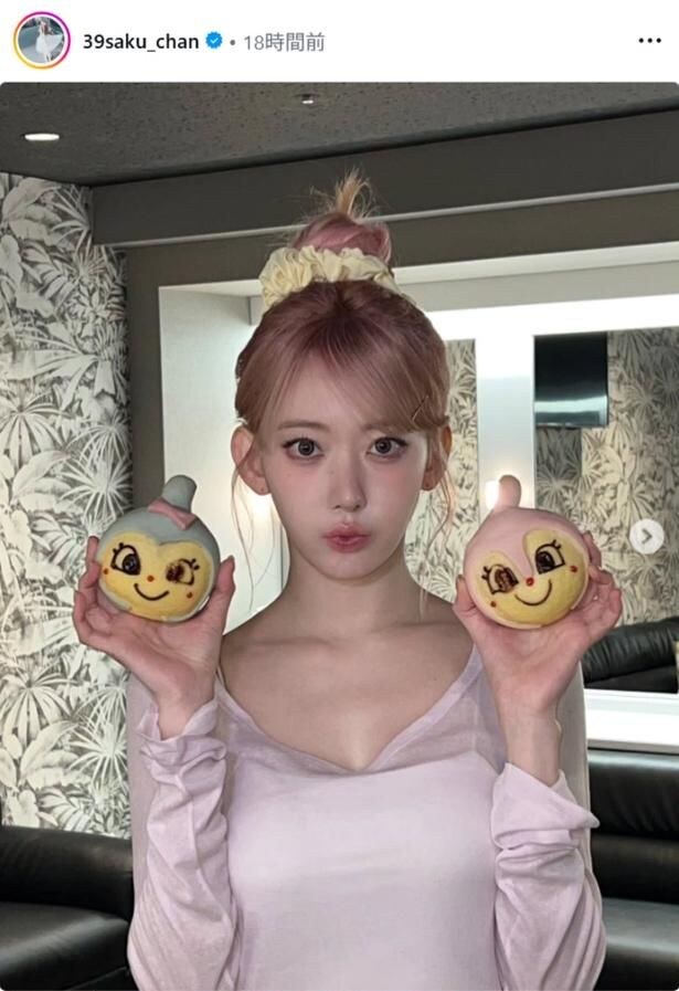 【写真】LE SSERAFIM・SAKURA、ドキンちゃん＆コキンちゃんのパンを手に口をとがらせるかわいらしいショット