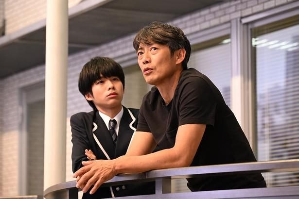 歩夢(川口和空)の片想いの成就に協力することになった英吉(反町隆史)