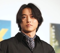 山崎賢人&志尊淳&神尾楓珠、武運を祈る“拱手”ポーズ披露のオフショに「若き武将達」の声＜キングダム 魂の決戦＞