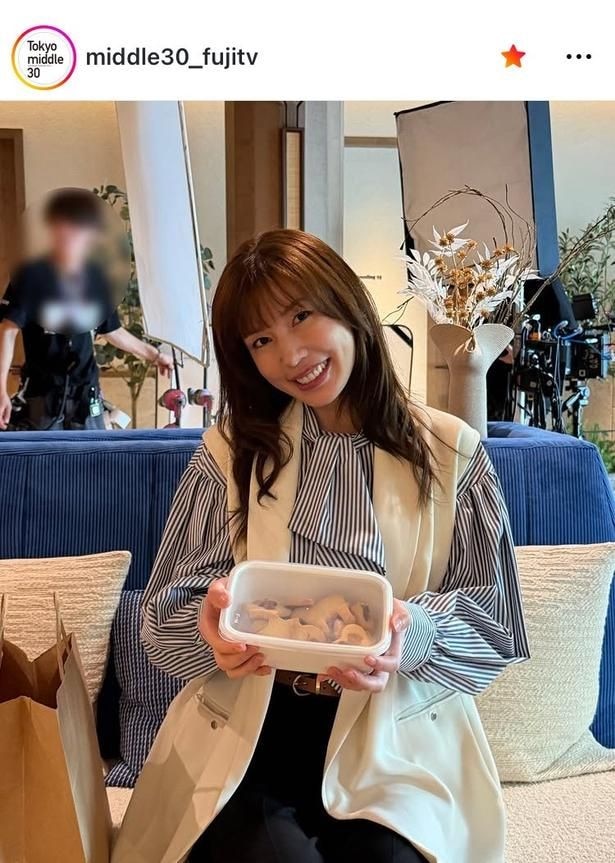 【写真】子供のように“無邪気な笑顔”…仲里依紗、クッキーを持つオフショット