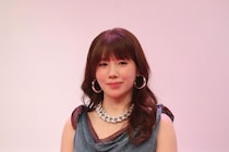 子供のように“無邪気な笑顔”…仲里依紗、クッキーを持つオフショに「いいね！」＜Tokyo middle 30＞