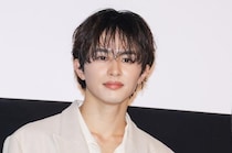 草川拓弥、スーツにネクタイ姿、手は腰に…モデルのようなソロショットに「目の保養です」の声＜ラストノート＞