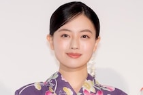上坂樹里、眼鏡×白T×黒パンツの“大人カジュアル”な夏コーデに「オーラある」「美人すぎる」称賛の声