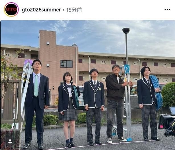 【写真】反町隆史、生徒たち&工藤阿須加と横一列に並ぶオフショット