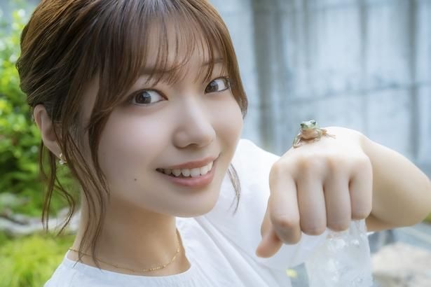 アンジュルム・川名凜がカエル愛あふれるフォトブックを発売　生物ハンター・加藤英明氏との対談やカエル料理にもチャレンジ