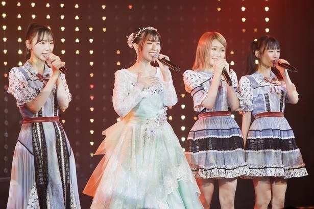 同期(ドラフト3期生)の泉綾乃と塩月希依音、ほぼ同期の6期生・新澤菜央と一緒に歌う安部若菜