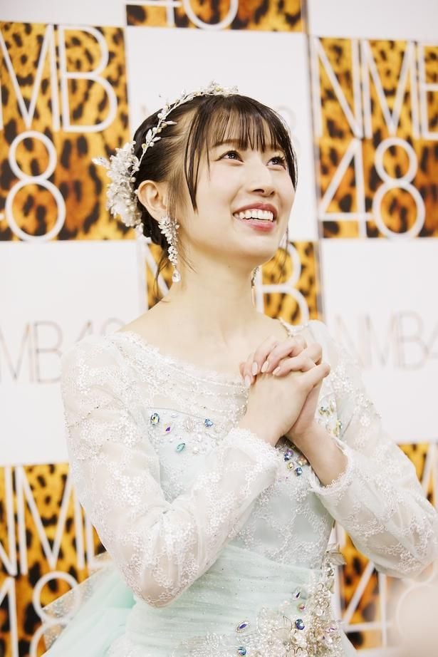 卒業公演終了後、囲み取材に応じる安部若菜