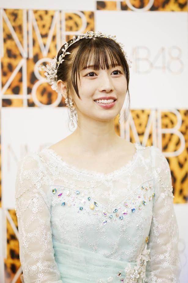 卒業公演終了後、囲み取材に応じる安部若菜