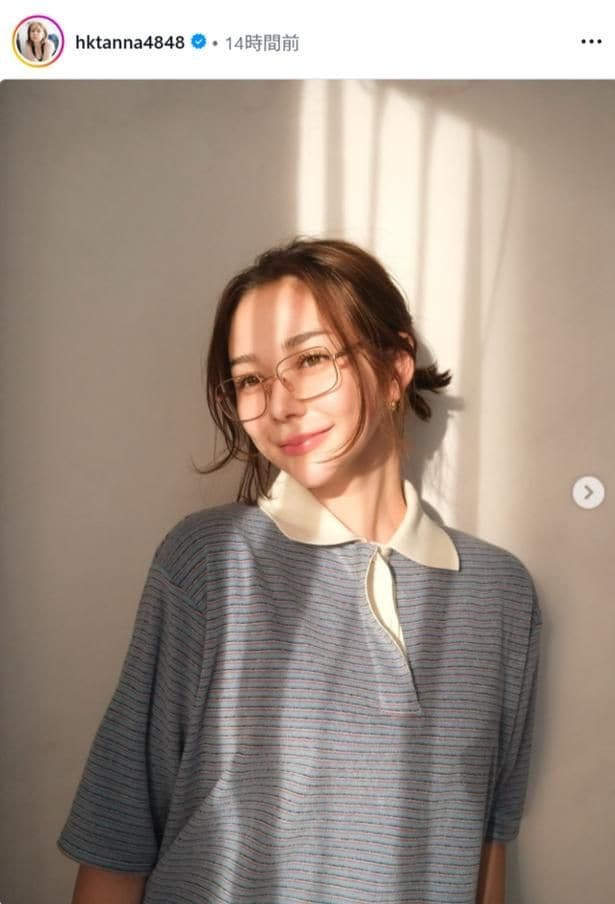 【写真】差し込む光を浴びて微笑む…村重杏奈、ラフなのにかわいい×上品なコーデ