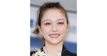 村重杏奈、メガネ×まとめ髪×“ラフ”コーデ披露…差し込む光を浴びながら微笑むショットに「村重がいちばん天使！」の声