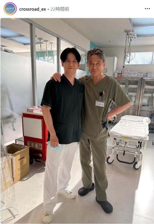 【写真】船越英一郎、河相我聞の肩を組むオフショット