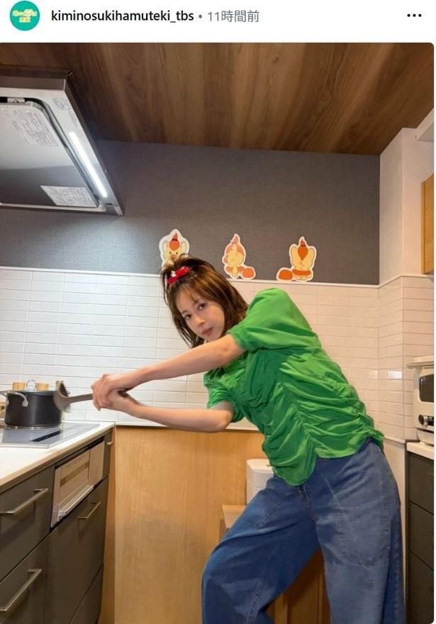 【写真】緑トップス×ワイドデニムパンツ、カジュアルコーデの松本若菜