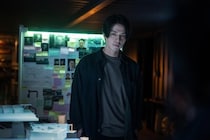 イ・ドンウク“ジンマン”が敵に拘束され…生々しいアクションに「リアルすぎ！」「怖すぎて薄目で見てる」の声＜殺し屋たちの店 2＞