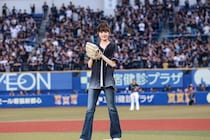 LE SSERAFIM・HONG EUNCHAE、お団子＆ユニフォーム姿で始球式　マウンド上での姿に「スタイルが良すぎる」