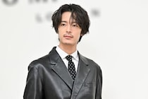 両手に猫のぬいぐるみを持つ塩野瑛久がかわいい…金髪も「似合いすぎてる」と好評の声＜告白－25年目の秘密－＞