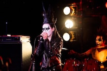栗山千明“美幸”は招待されたライブで急きょヘビメタメイクで歌うことに…帰宅後、うま辛ニララーメンで晩酌を堪能＜晩酌の流儀５ 〜夏編〜＞