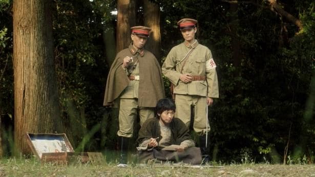 逃亡中、憲兵に詰問される浜田(青木柚)