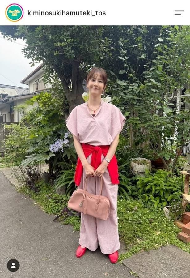 【写真】松本若菜、赤のセットアップがかわいいオフィスコーデ