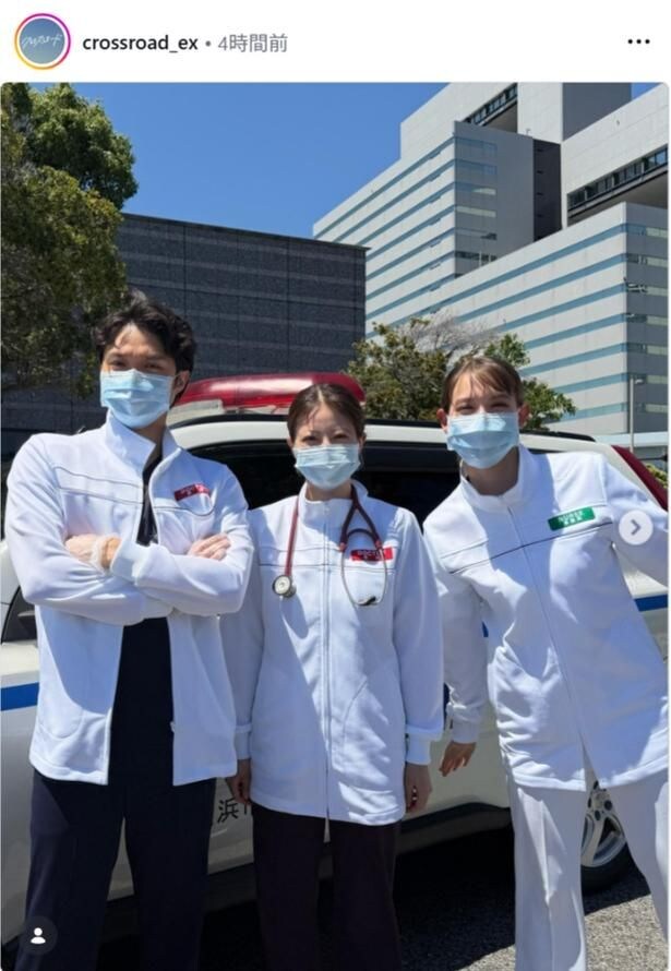 【写真】今田美桜&磯村勇斗&トラウデン直美、ドクターカーの前で満面の笑みを浮かべるオフショット