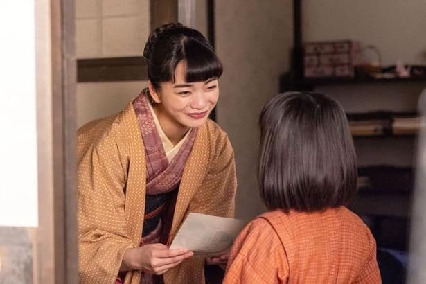 優しいほほ笑みを見せるりん(見上愛)